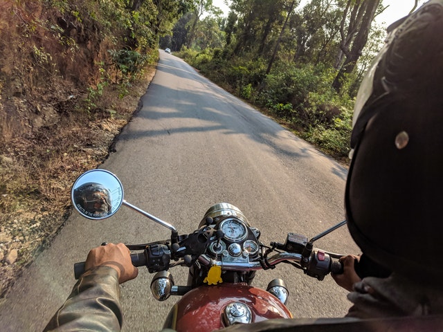 Jazda na motorke po ceste, pohľad z jazdcovej perspektívy