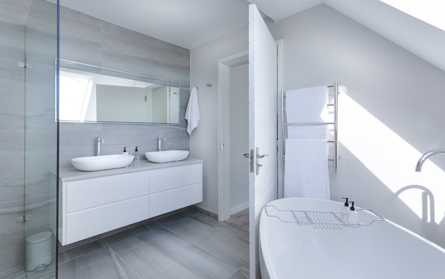 moderná biela kúpeľňa.jpg